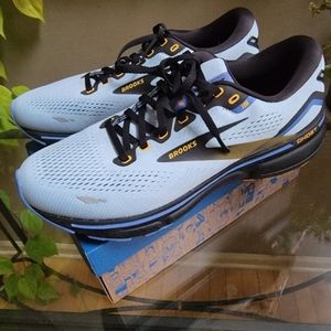 Women's Brooks Ghost 15 size 11 Blue